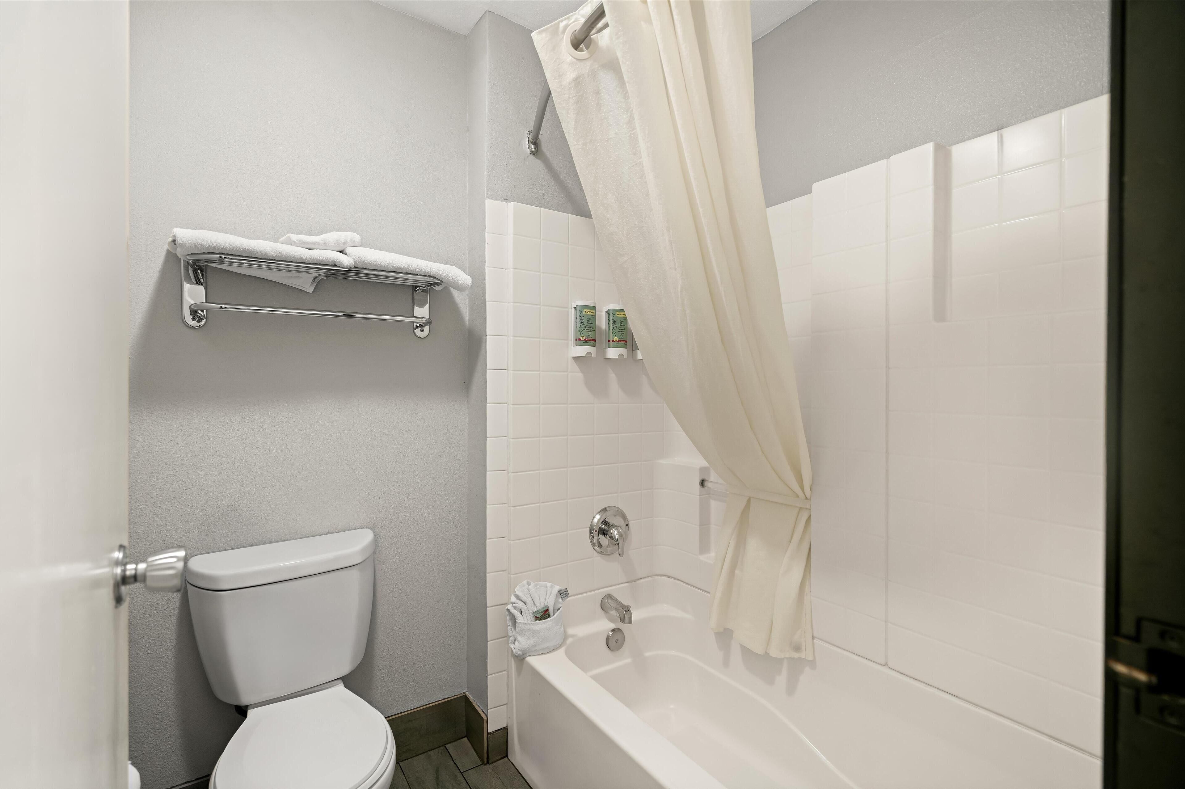 standard room, 1 king bed, non smoking, refrigerator & microwave | bathroom | combined shower/bathtub, free toiletries, hair dryer, towels