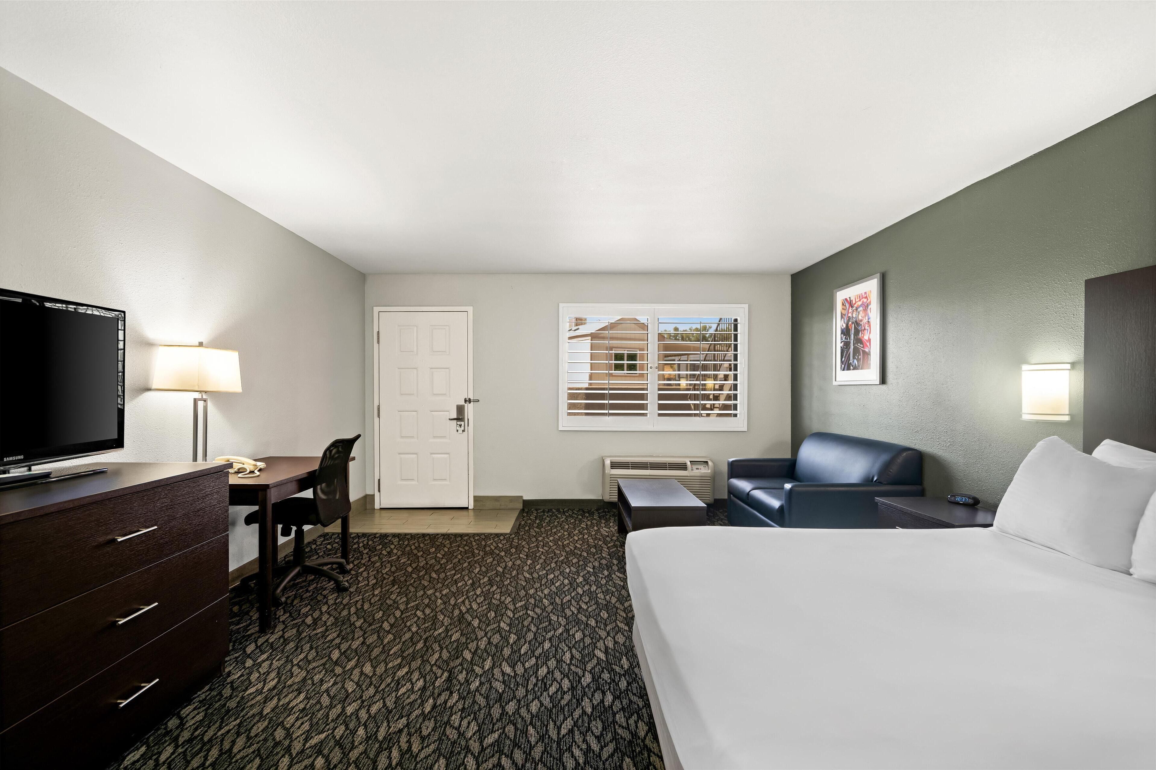 standard room, 1 queen bed, accessible, non smoking | pillow-top beds, desk, iron/ironing board, free wifi