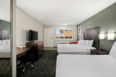 Colchones con pillow-top, escritorio y tabla de planchar con plancha