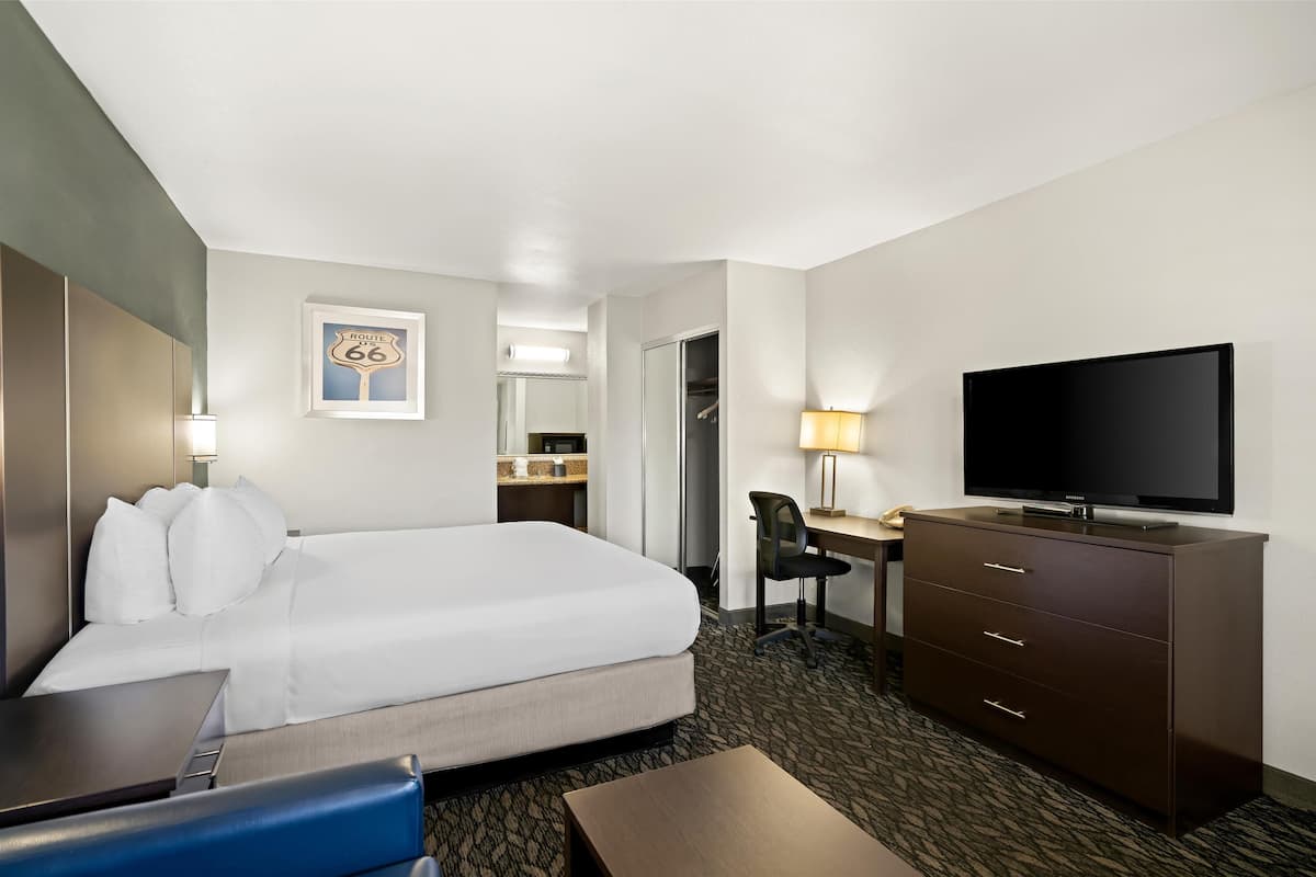 standard room, 1 king bed, non smoking, refrigerator & microwave | pillow-top beds, desk, iron/ironing board, free wifi