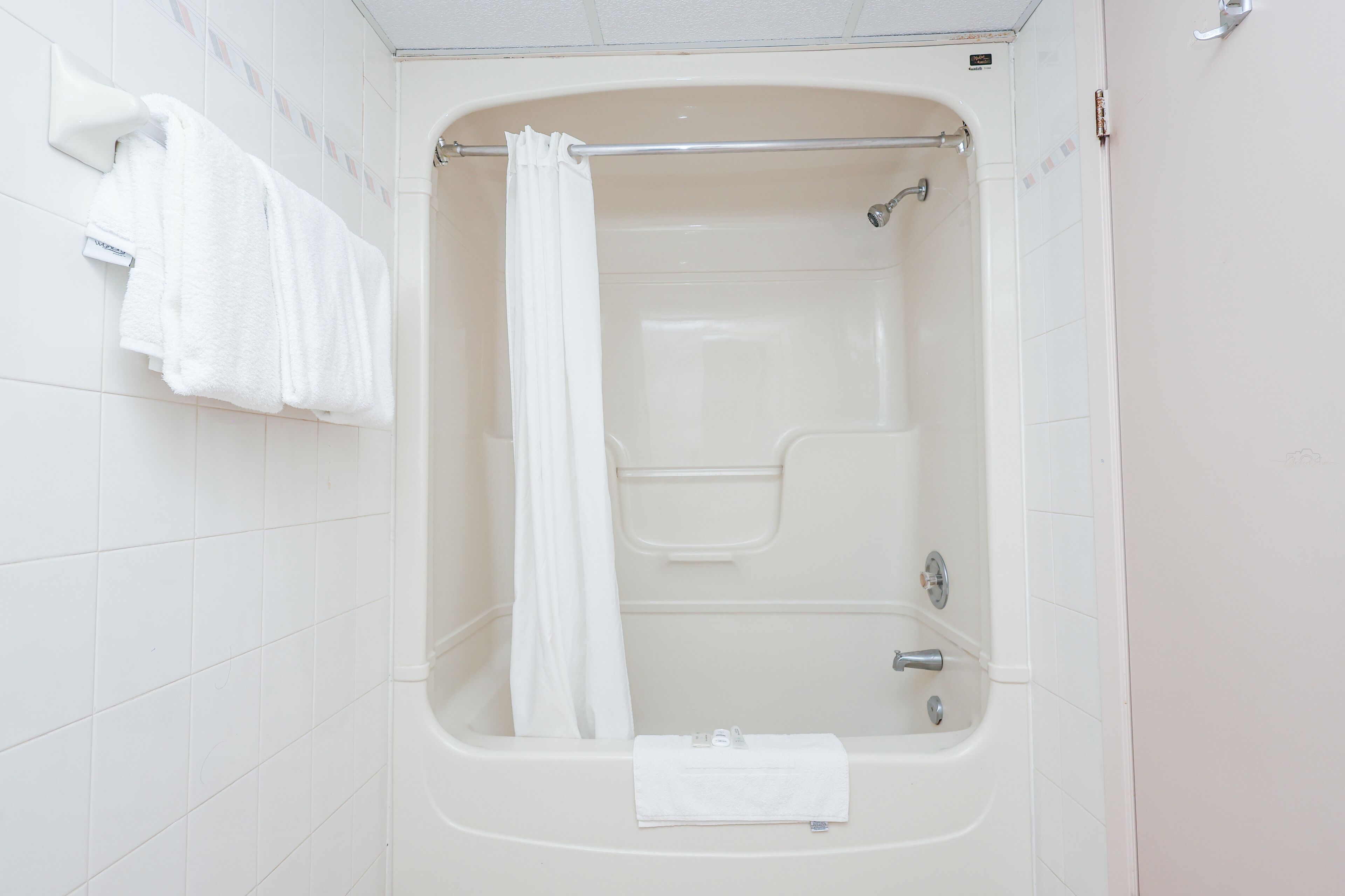 Photo - Travelodge by Wyndham Niagara Falls Lundys Lane