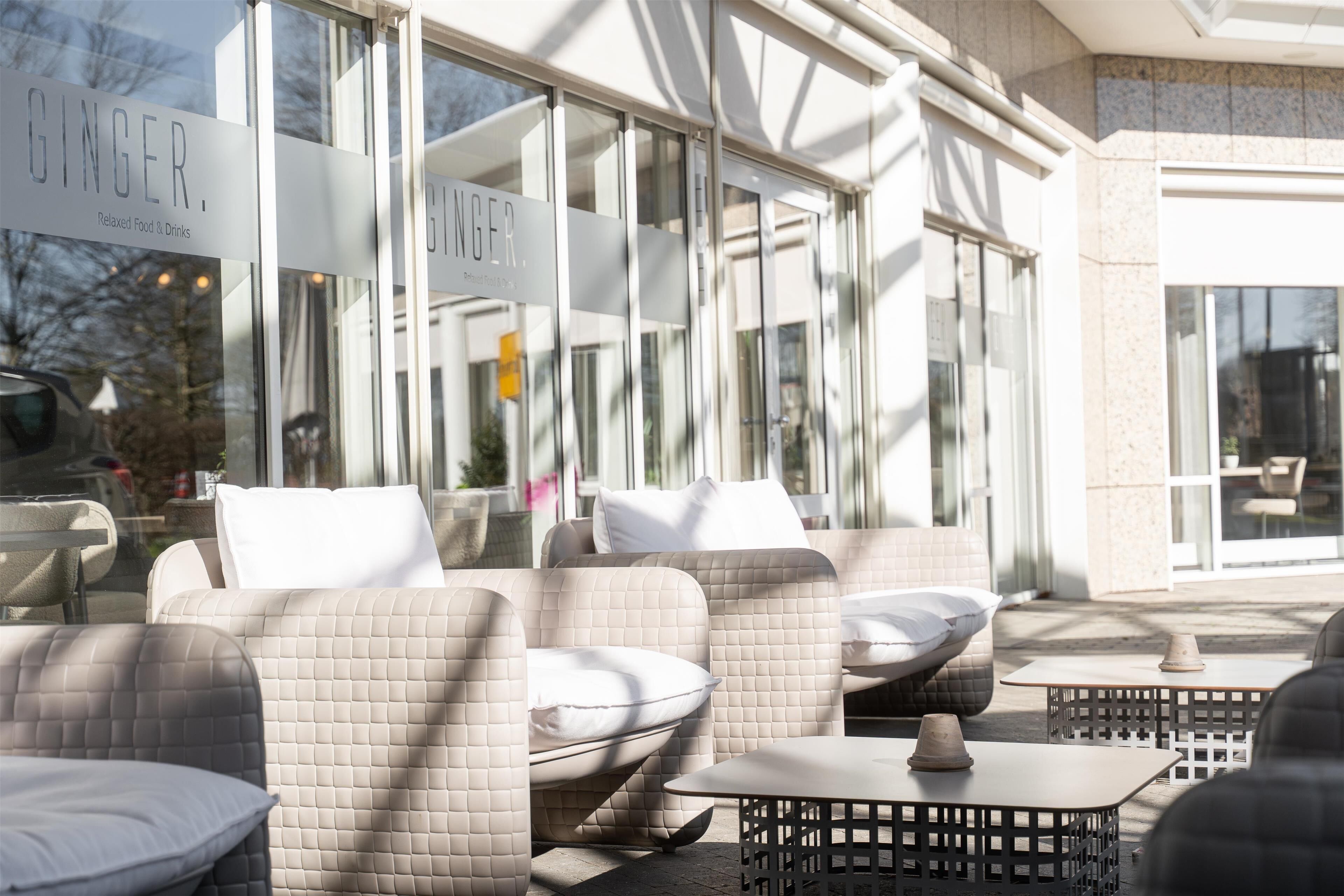 Serves breakfast and dinner