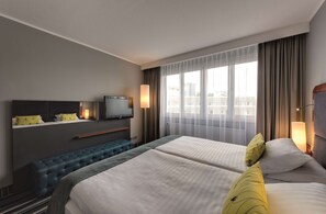 Junior Suite | Hypo-allergenic bedding, in-room safe, desk, laptop workspace