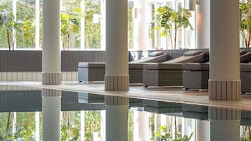 Sisäuima-allas avoinna 6.30–22.30, aurinkotuoleja