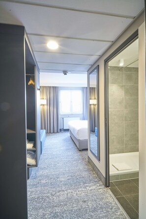 Suite junior | Ropa de cama hipoalergénica, caja fuerte, escritorio