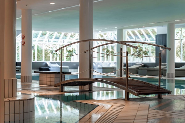 Kolam renang indoor, dengan kursi berjemur