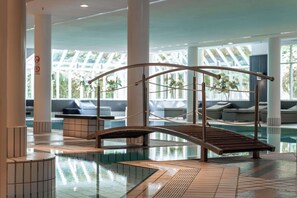 Indoor pool, open 6:30 AM to 10:30 PM, sun loungers - Radisson Blu Hotel Dortmund (Dortmund)