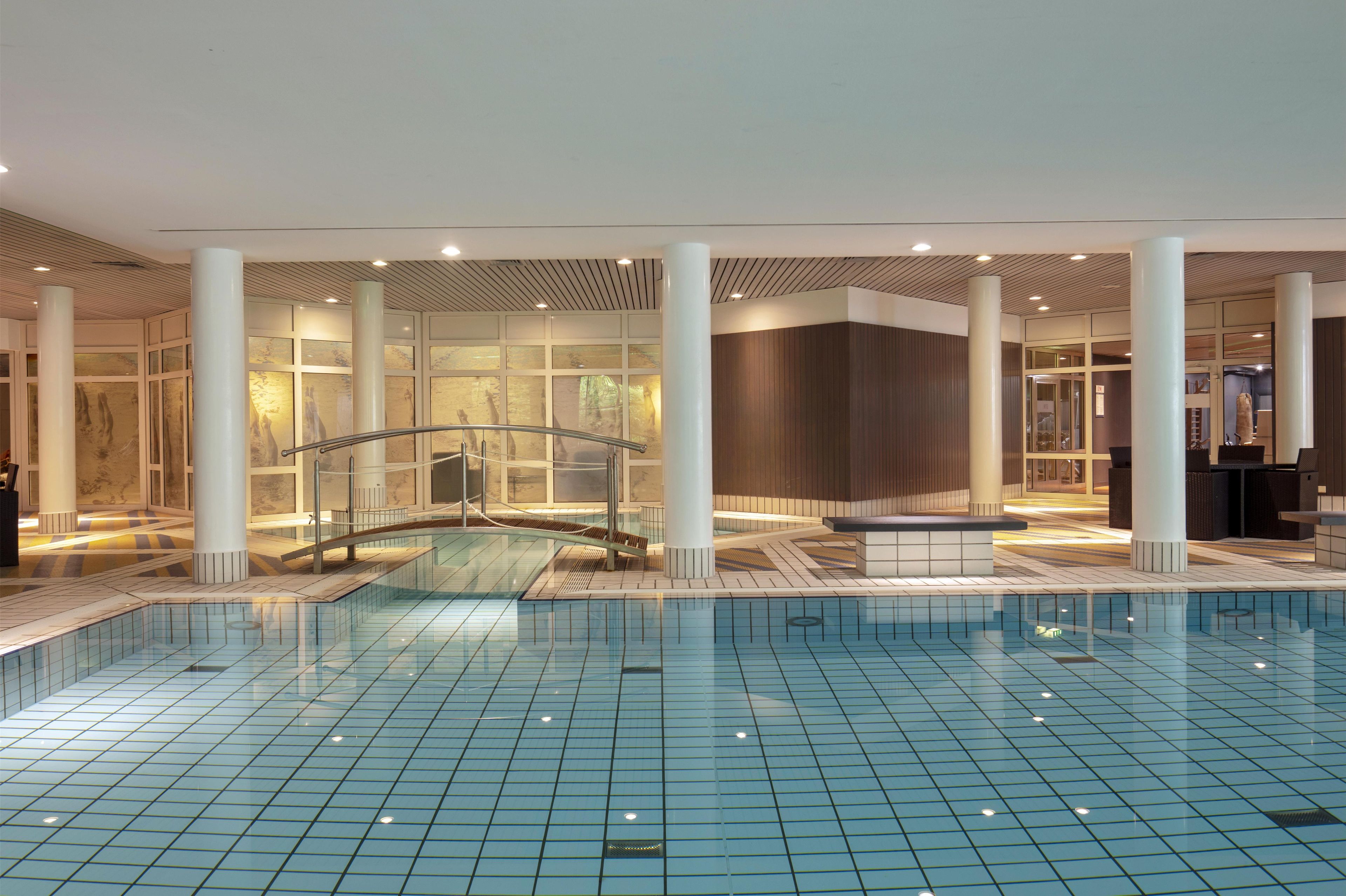 Innenpool, geöffnet von 06:30 Uhr bis 22:30 Uhr, Liegestühle