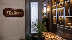 A hallway with a sign reading "TEA HOUSE" and a potted plant. - Hyatt Regency Belgrade (Belgrade)
