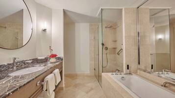 Suite ejecutiva (Regency) | Caja de seguridad en la habitación y escritorio