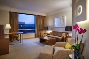 华丽客房, 1 张特大床 (Club Access) | 起居区 | 液晶电视