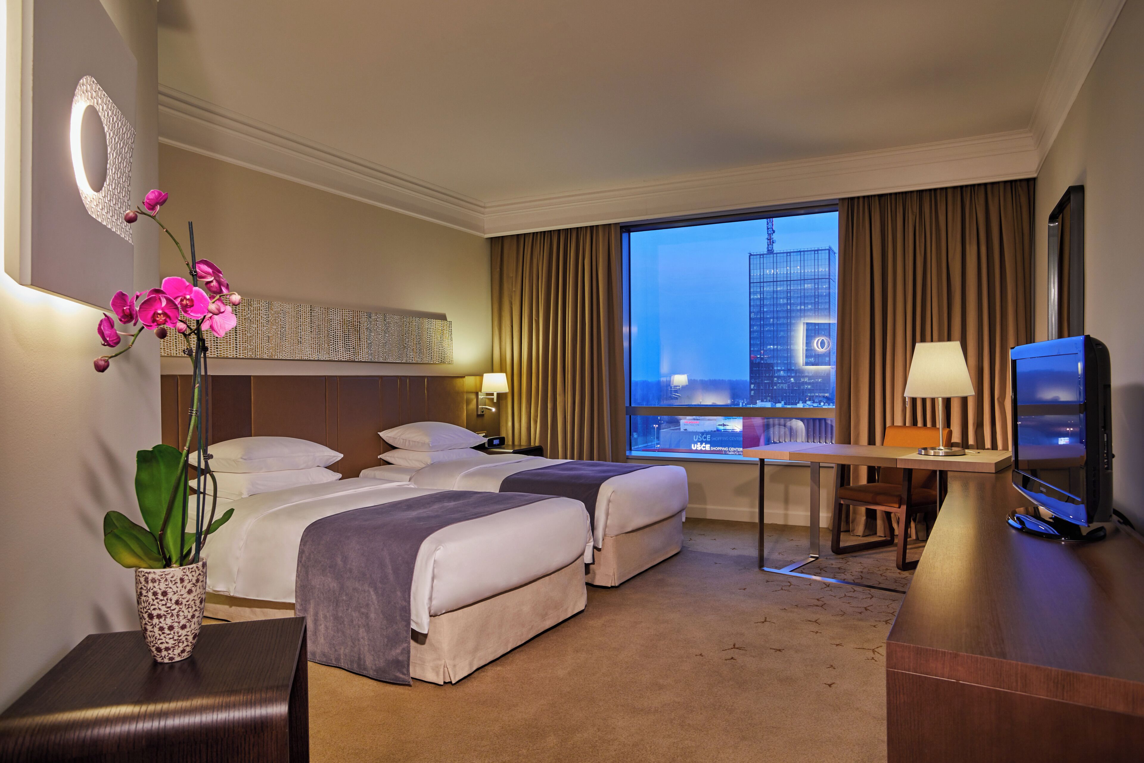 Caja fuerte, escritorio, espacio para trabajar con un portátil