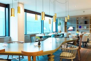 2 restaurants; ze serveren er ontbijt, lunch en diner 