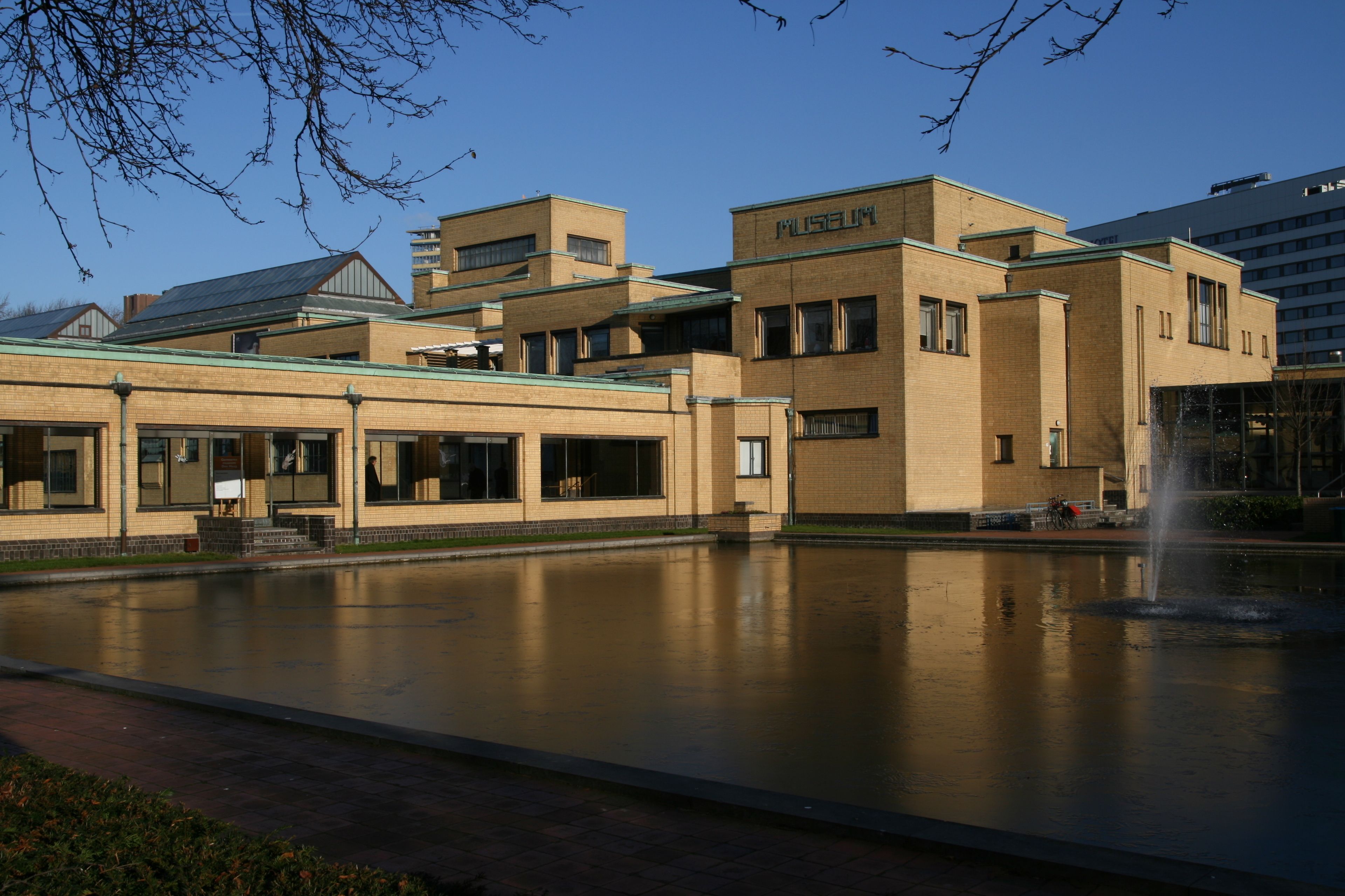 A building labeled "Museum" with a courtyard and a fountain.