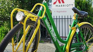Ein grünes und gelbes Fahrrad vor einem Schild mit der Aufschrift Marriott Hotel.