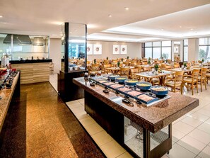 供應早餐、午餐和晚餐，地區料理，海灘景觀