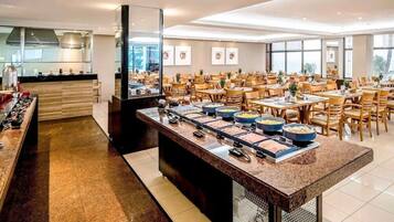 Breakfast, lunch, dinner served; Regional cuisine, beach views