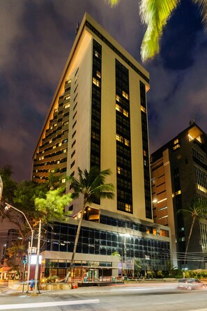 Fachada de la propiedad por la tarde o noche