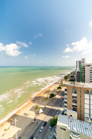 Ubicación a pie de playa y arena blanca