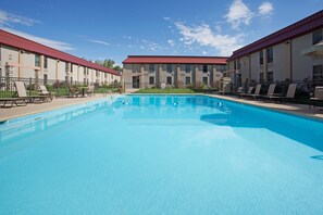 Piscine extérieure en saison