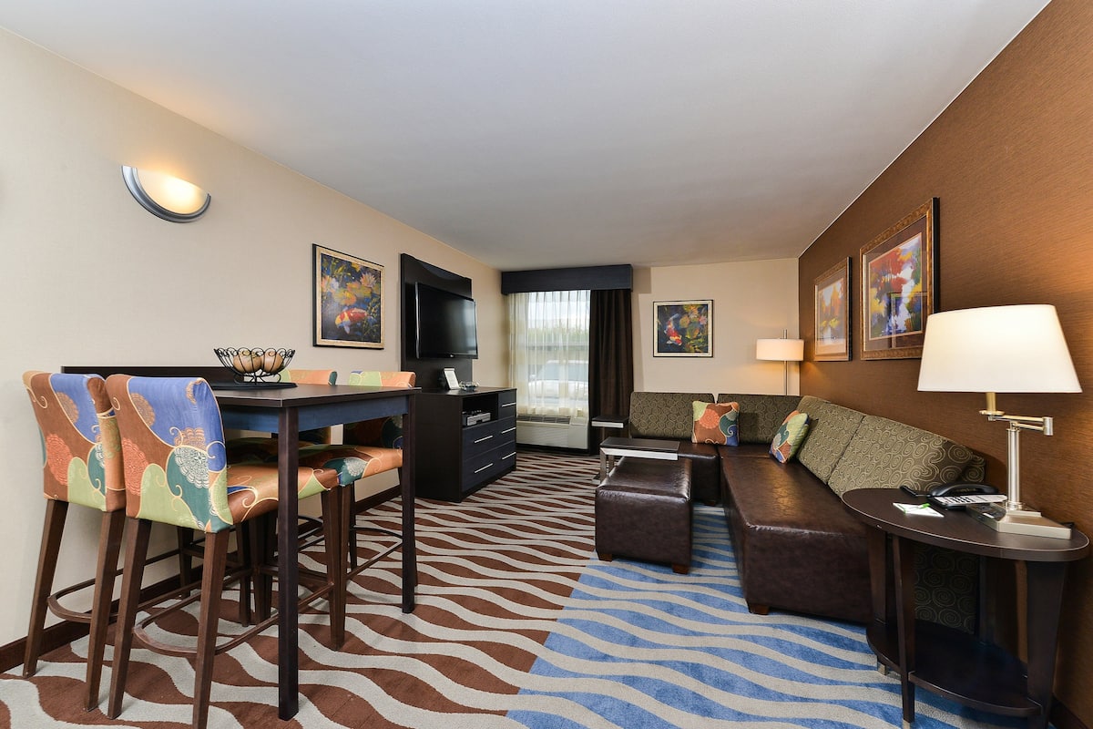 Suite, 1 Bedroom | 1 bedroom, premium bedding, in-room safe, desk