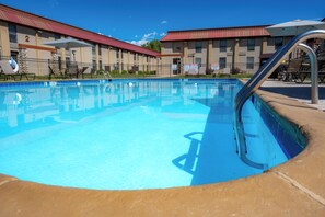 Seasonal outdoor pool - Holiday Inn Cody - Convention Center by IHG (Cody)