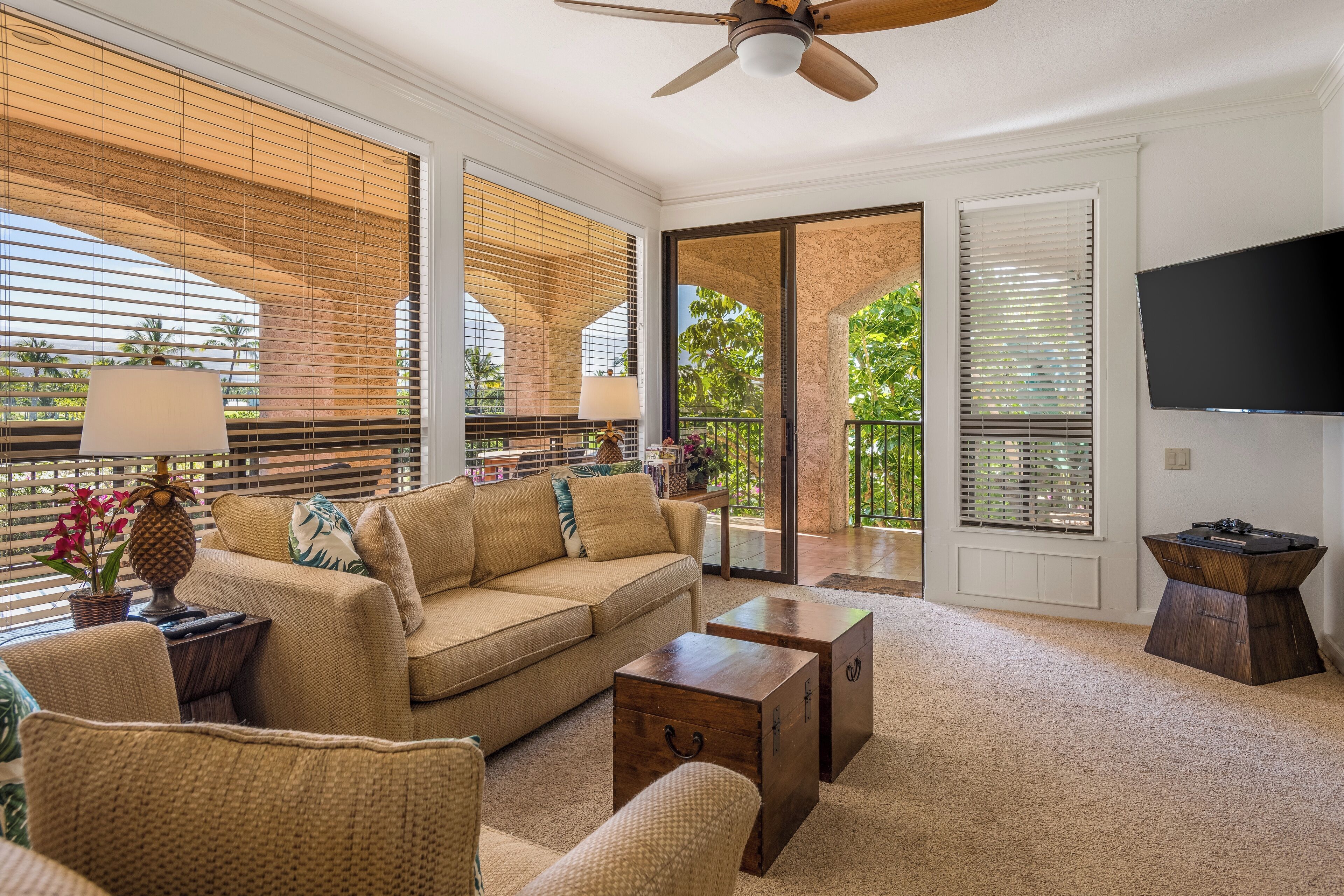 套房, 2 間臥室 | 起居區 | 40-吋電視，提供有線頻道