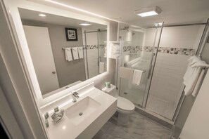 Combined shower/bathtub, free toiletries, hair dryer, towels - Best Western Historical Inn (St. Augustine)