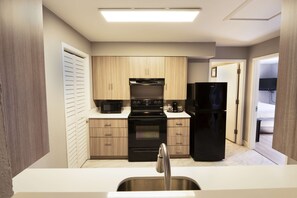 Suite, 2 camas de matrimonio, no fumadores, cocina | Cocina básica privada | Frigorífico, microondas y cafetera o tetera