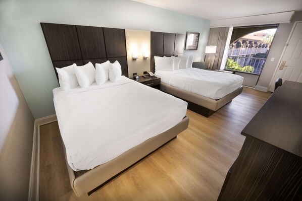 Habitación estándar, 2 camas de matrimonio, no fumadores, frigorífico y microondas | Ropa de cama de alta calidad y espacio para trabajar con un portátil