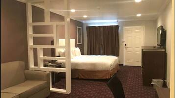 King Feature with Sofa bed | Desk, soundproofing, iron/ironing board, free WiFi