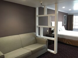 King Feature with Sofa bed | Desk, soundproofing, iron/ironing board, free WiFi