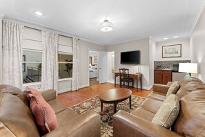 Living area - Penn's View Hotel (Philadelphia)