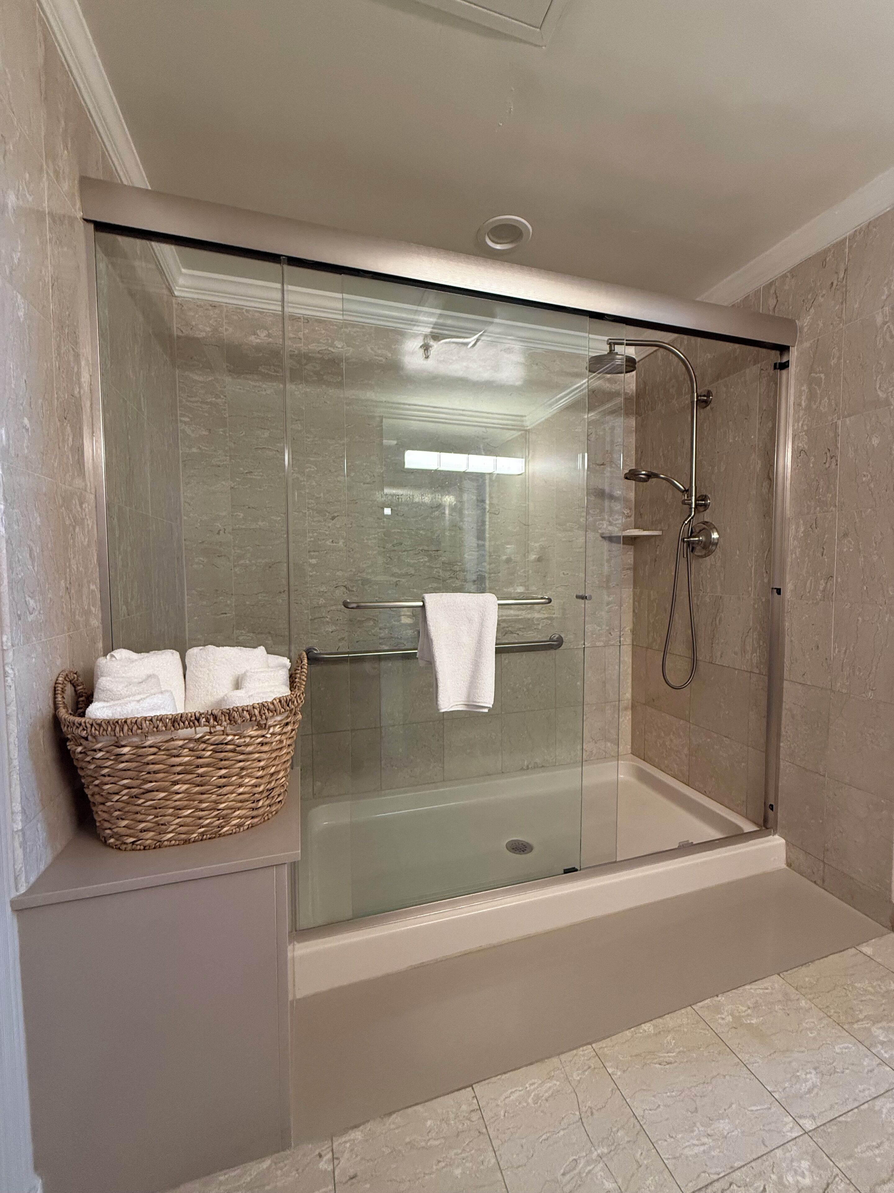 Premium Room, 1 QUEEN BED with the Riverview | Bathroom | Combined shower/tub, free toiletries, hair dryer, bathrobes