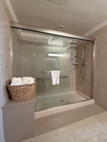 Habitación Premium, 1 cama de matrimonio | Baño | Ducha y bañera combinadas y artículos de higiene personal gratuitos