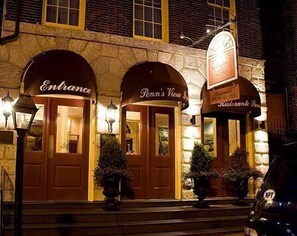 Vista frontal de la propiedad por la tarde o noche