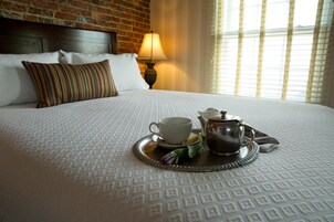 Standard Room, 1 Queen Bed (Standard Queen) | Premium bedding, down comforters, pillowtop beds, individually decorated