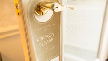 Uma porta com aviso de privacidade e uma fechadura.