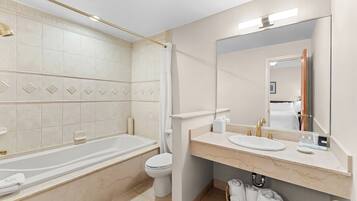 Standard Room-1 King Bed | Bathroom | Combined shower/bathtub, free toiletries, hair dryer, bathrobes