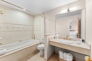 Standardrum | Badrum | Badkar/dusch, gratis toalettartiklar, hårtork och badrock