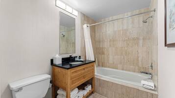 Un baño moderno con inodoro, lavabo, tocador y bañera.