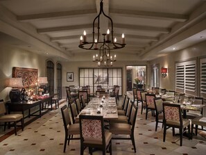 Lunch and dinner served - Penn's View Hotel (Philadelphia)