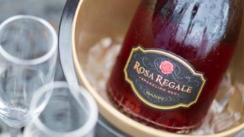 Una botella de vino tinto espumoso Rosa Regale en un balde con hielo.