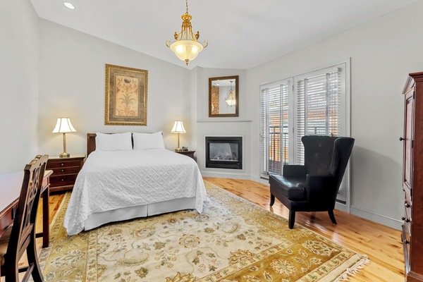 Premium Room, ONE QUEEN BED, JACUZZI with Juliet Balcony - Church Street View | Premium bedding, down comforters, pillowtop beds, individually decorated