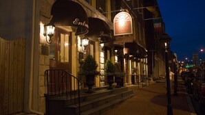 Entrada de hotel con un arco que dice "Penn's View Inn" y un letrero que indica "Penn's View Restaurant".