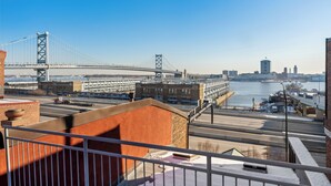 Vista de un puente y un río, con edificios al fondo.