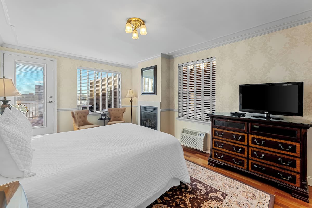 Premium Room, ONE QUEEN BED LARGE ROOM WITH LARGE PATIO RIVER VIEW