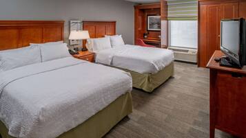 Een kluis op de kamer, een bureau, een strijkplank/strijkijzer