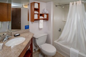 Un baño con lavamanos, inodoro y bañera.