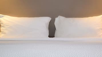 Rum - 1 kingsize-sÀng | BÀddmadrasser, vÀrdeförvaringsskÄp pÄ rummet och skrivbord